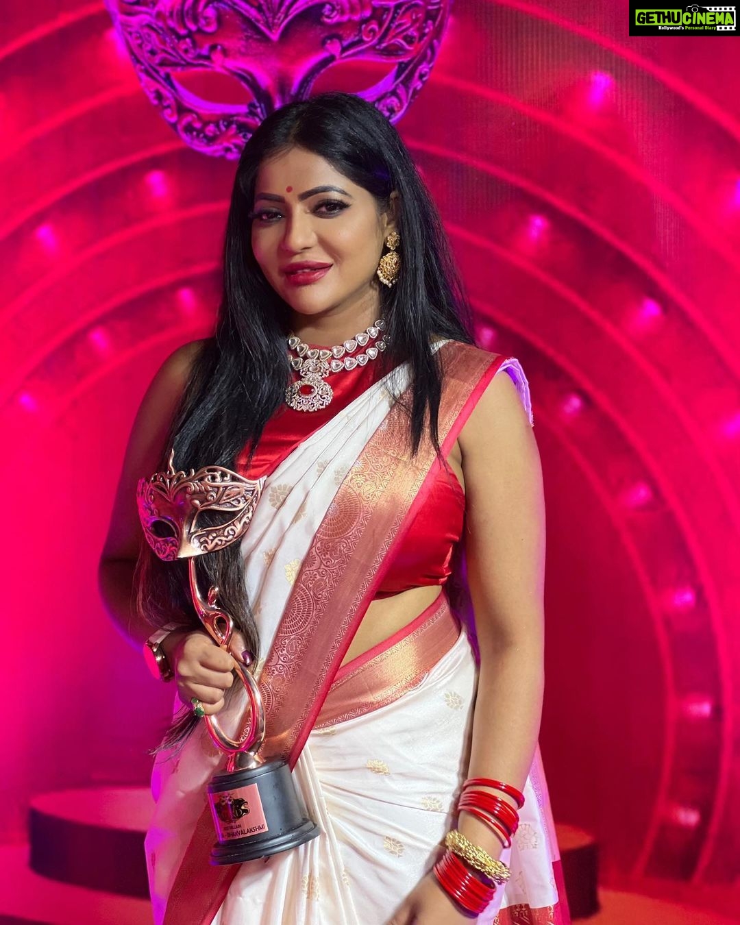 Reshma Pasupuleti Instagram - It was day to Cherish with humility & feel so blessed to be a part of @vijaytelevision 8th annual Vijay tele awards. Grateful for all the love & support and goin the extra mile to make me feel even more special ππ½ thank you #bagyalakshmiserial #radhika #thevillian βοΈ #bestvillianaward