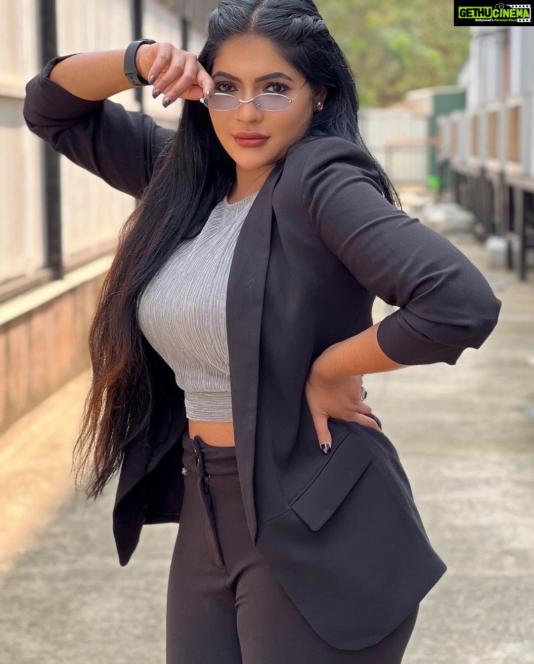 Reshma Pasupuleti Instagram - Obsessed with sunrise, sunset, flowers, the moon & you 🤍🖤 #kpychampions4 @vijaytelevision MUA & HAIR @makeover_by_miga @nishok_hairstylist @makeup_arttreat
