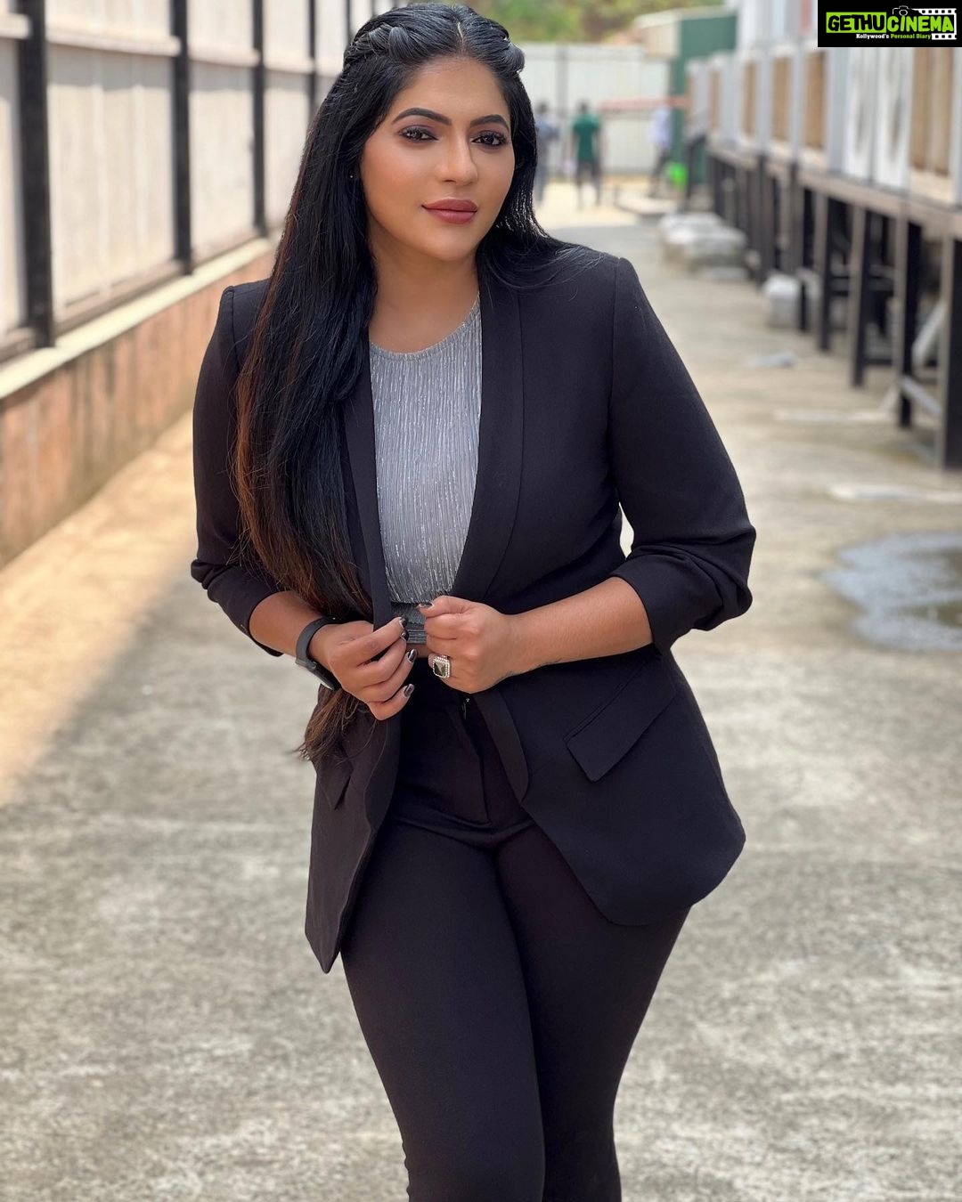 Reshma Pasupuleti Instagram - Obsessed with sunrise, sunset, flowers, the moon & you 🤍🖤 #kpychampions4 @vijaytelevision MUA & HAIR @makeover_by_miga @nishok_hairstylist @makeup_arttreat
