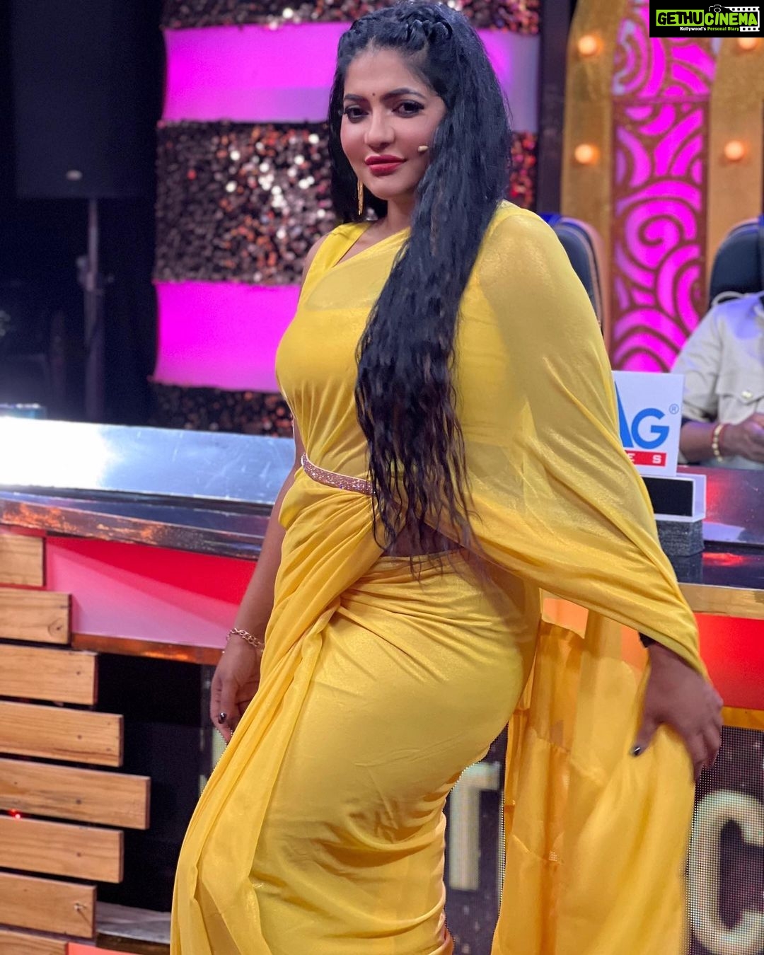Reshma Pasupuleti Instagram - Remember if you play small, you stay small it’s ok to want more, do more & be more . @dharaniofficialpage my personal designer she comes thru each time with different styles for me does all my outfits in the last minute if she has to I really appreciate you and I wish you the very best you amazingly talented lady💛