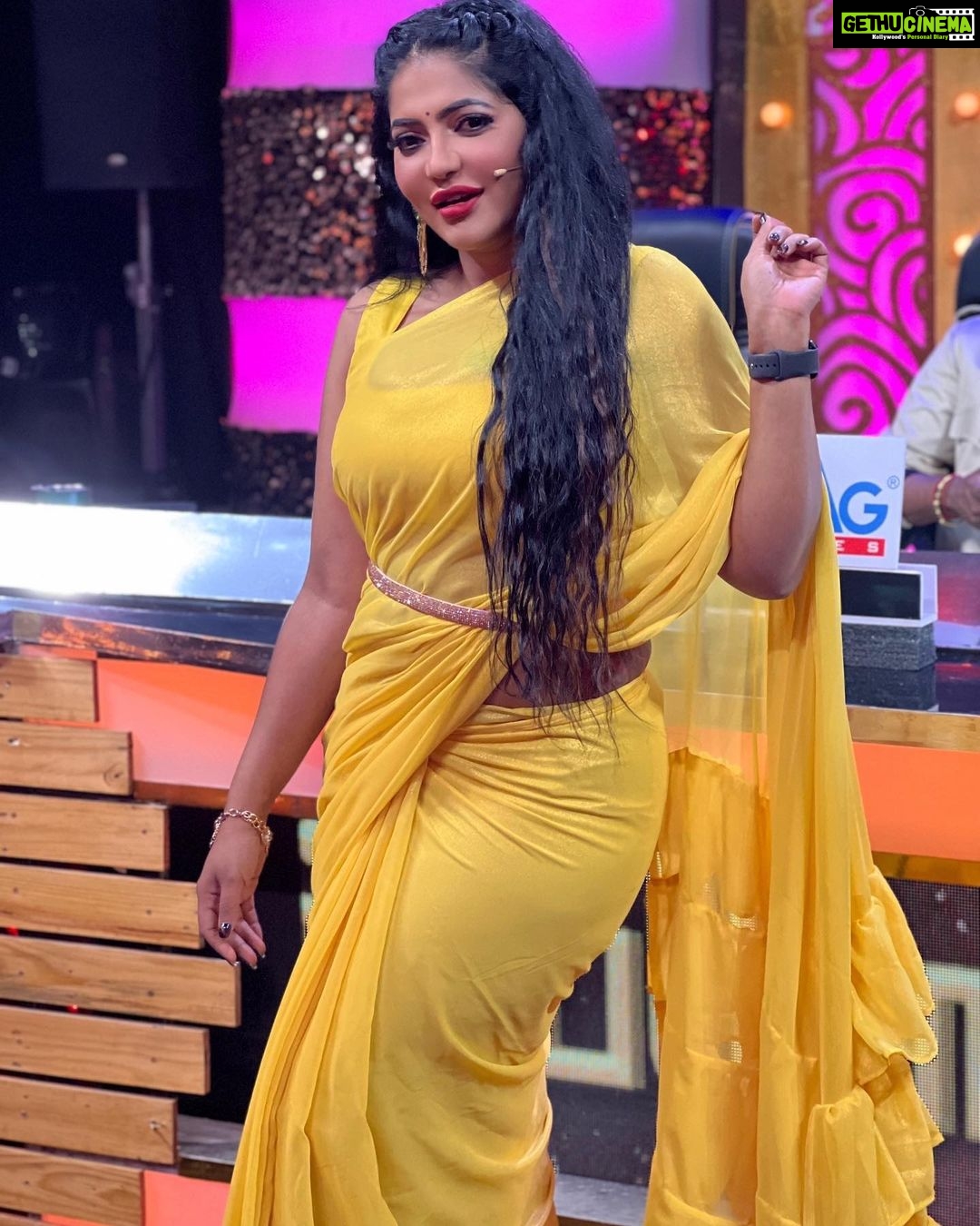 Reshma Pasupuleti Instagram - Remember if you play small, you stay small it’s ok to want more, do more & be more . @dharaniofficialpage my personal designer she comes thru each time with different styles for me does all my outfits in the last minute if she has to I really appreciate you and I wish you the very best you amazingly talented lady💛