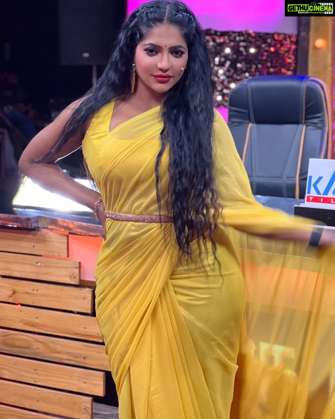 Reshma Pasupuleti Instagram - Remember if you play small, you stay small it’s ok to want more, do more & be more . @dharaniofficialpage my personal designer she comes thru each time with different styles for me does all my outfits in the last minute if she has to I really appreciate you and I wish you the very best you amazingly talented lady💛