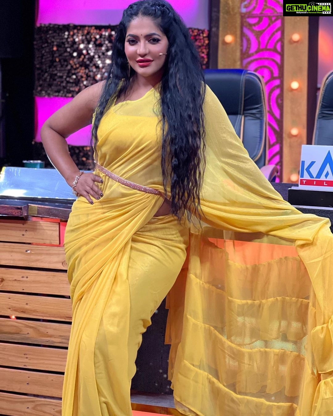 Reshma Pasupuleti Instagram - Remember if you play small, you stay small it’s ok to want more, do more & be more . @dharaniofficialpage my personal designer she comes thru each time with different styles for me does all my outfits in the last minute if she has to I really appreciate you and I wish you the very best you amazingly talented lady💛