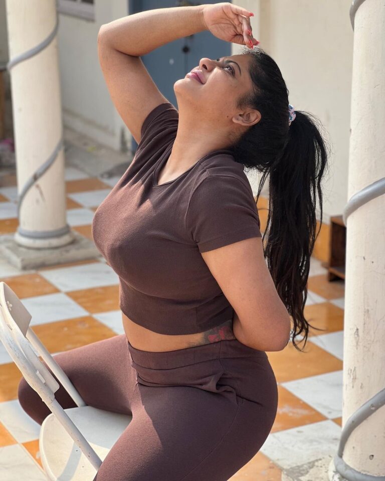 Reshma Pasupuleti Instagram - You can find me somewhere in between inspiring others working on myself dodging negativity & slaying on my goals 🤎#workmode #selfmade #shootmode
