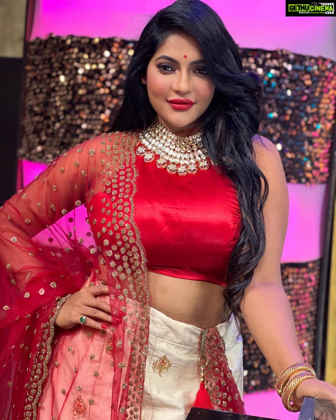 Reshma Pasupuleti Instagram - Just because it’s taking time, doesn’t mean it’s not happening ❤️💋 #hardworkpaysoff💯 #kpychampions4 #vijaytelevision @dharaniofficialpage @jewelhub_chennai
