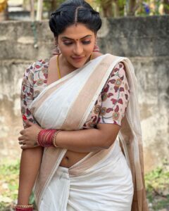 Reshma Pasupuleti Instagram - Life tips - Don’t trust words. 
Slow healing is something to celebrate too 🤍
#radhika #bagyalakshmi @vijaytelevision