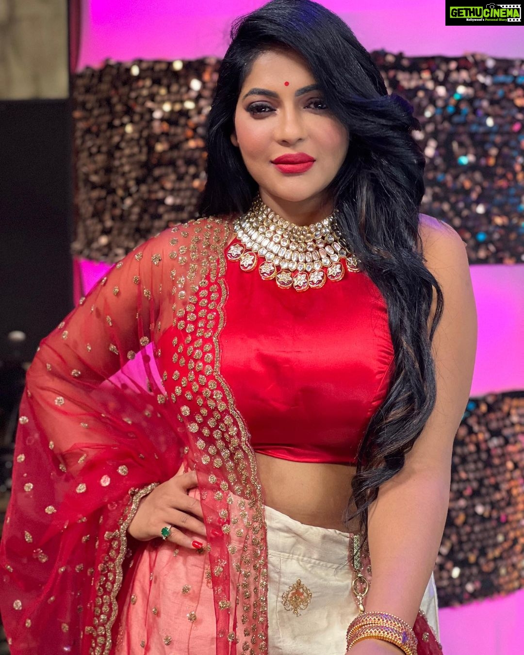 Reshma Pasupuleti Instagram - Just because it’s taking time, doesn’t mean it’s not happening ❤️💋 #hardworkpaysoff💯 #kpychampions4 #vijaytelevision @dharaniofficialpage @jewelhub_chennai