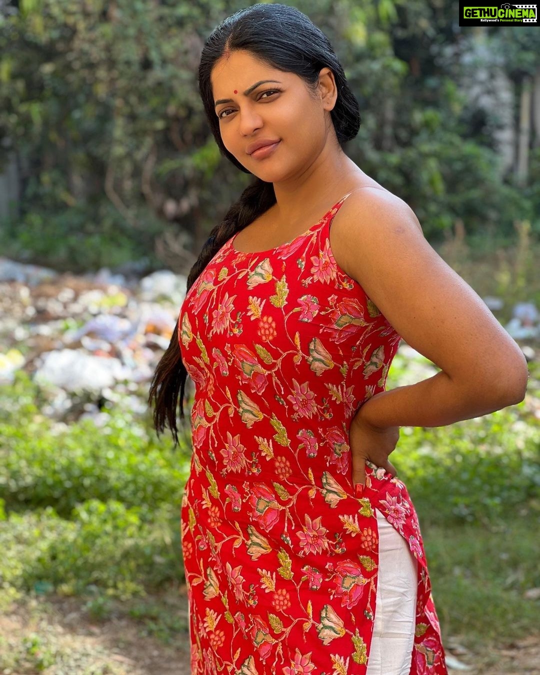 Reshma Pasupuleti Instagram - Too busy building my own empire… to notice if yours is better ❤️❤️❤️#bagyalakshmiserial #outdoor #shootmode. #radhika 💋