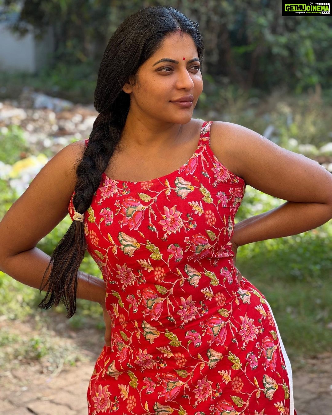 Reshma Pasupuleti Instagram - Too busy building my own empire… to notice if yours is better ❤️❤️❤️#bagyalakshmiserial #outdoor #shootmode. #radhika 💋
