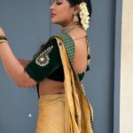 Reshma Pasupuleti Instagram – The energy for May is…. Only doing what feels genuinely right in your intuition & letting everything else go 🙏🏽

Saree by @dharaniofficialpage 
Jewelry @jewelhub_chennai