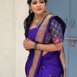 Reshma Pasupuleti Instagram – Life is full of surprises, keep yo spirits up 💙 @dharaniofficialpage outfit 🔥
Jewelry @jewelhub_chennai 
Saree draping @deepathomas_makeover_artistry