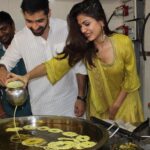 Rhea Chakraborty Instagram - Thankyou #Ahmedabad for all that love and all those Jalebis ! 💛 @varun.mitra @pushpdeepbhardwaj @jubin_nautiyal @maheshfilm #teamjalebi