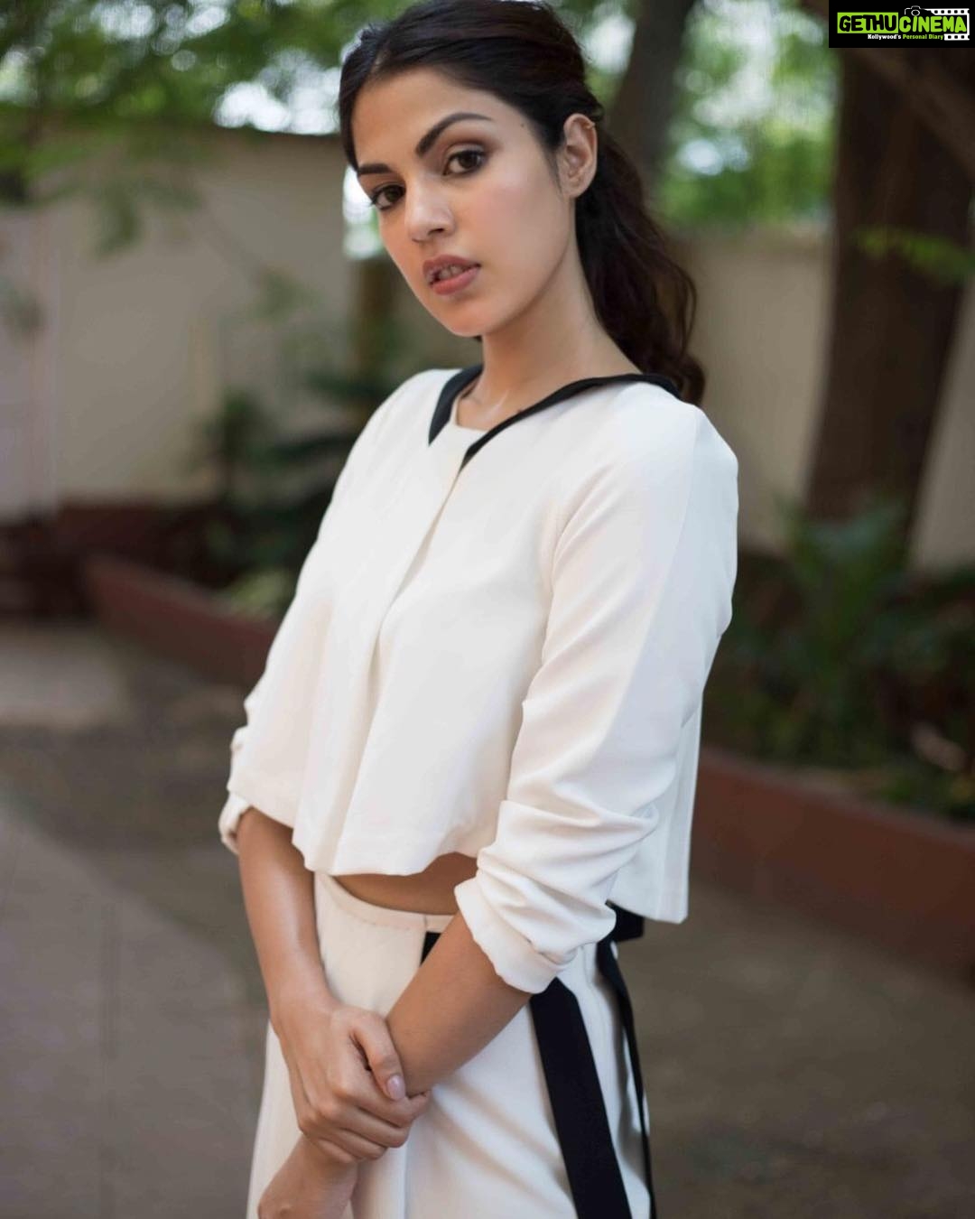 Rhea Chakraborty Instagram β #Jalebi promotions π€π€π€π€π€ styled by ...