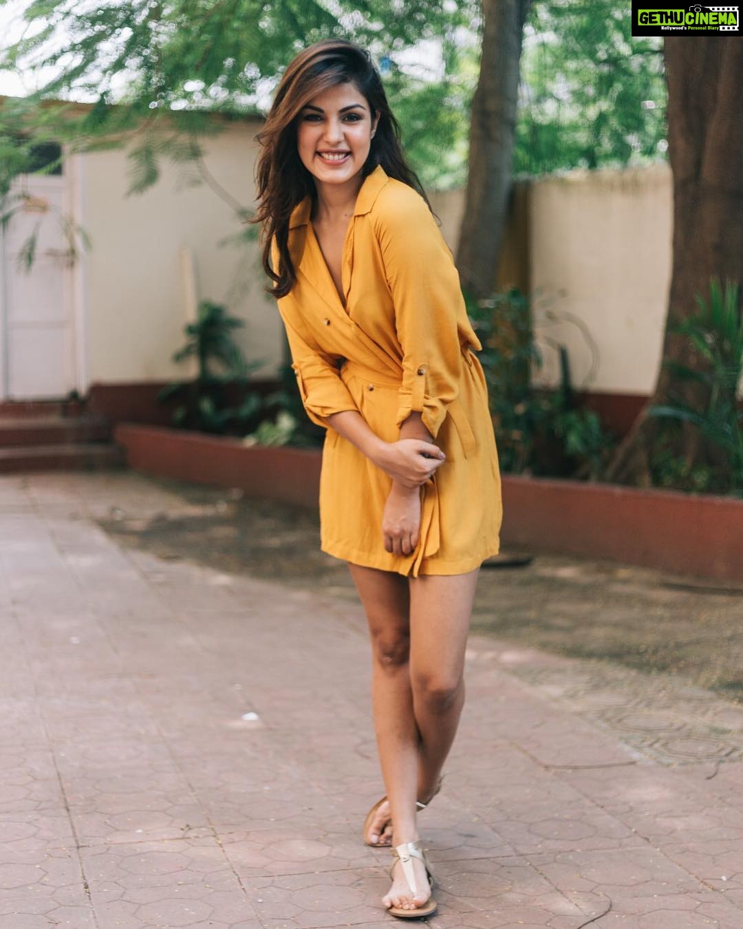 Rhea Chakraborty Instagram - #jalebi 💛💛 promotions 💛💛 Styled by @sanamratansi @style.cell Dress - @onlyindia Only X Harry Potter Hair - @vicharemeghna 📸 - @shaikhhamza_photography