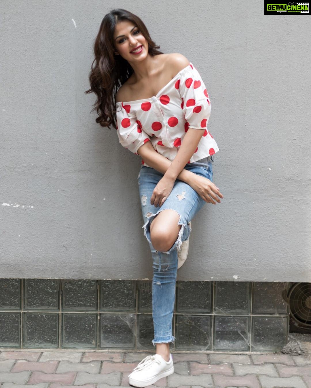 Rhea Chakraborty Instagram - Jalebi promoting #Jalebi , radio trails , styled by my sweet Jalebi @sanamratansi @style.cell ❤️ Top - @madison_onpeddar Makeup - @ahmedansari9216 Hair- @vicharemeghna 📸 - @shaikhhamza_photography