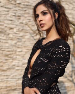 Rhea Chakraborty Instagram - 🖤🖤🖤 #rheality #notagirlnotyetawoman 📸 - @shreko , styled by @sukritigrover , hair @amitthakur_hair , makeup @tejasshahmakeup