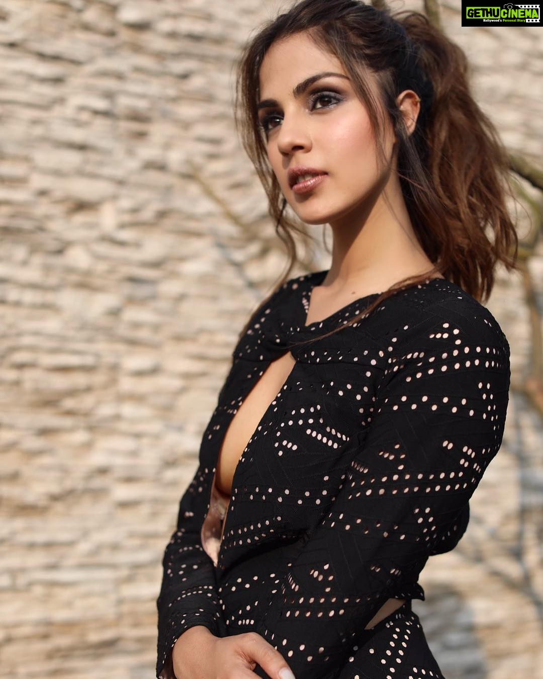 Rhea Chakraborty Instagram - 🖤🖤🖤 #rheality #notagirlnotyetawoman 📸 - @shreko , styled by @sukritigrover , hair @amitthakur_hair , makeup @tejasshahmakeup