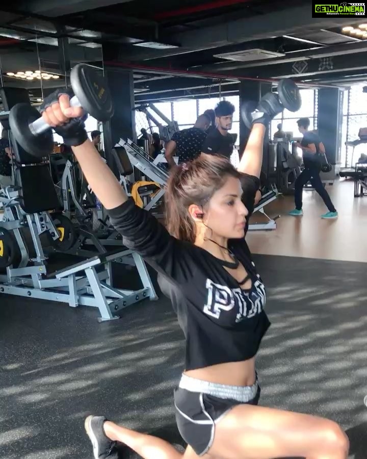 Rhea Chakraborty Instagram - Whats your plan - Sunday lunch ? Oh you mean .. Sunday lunge !?