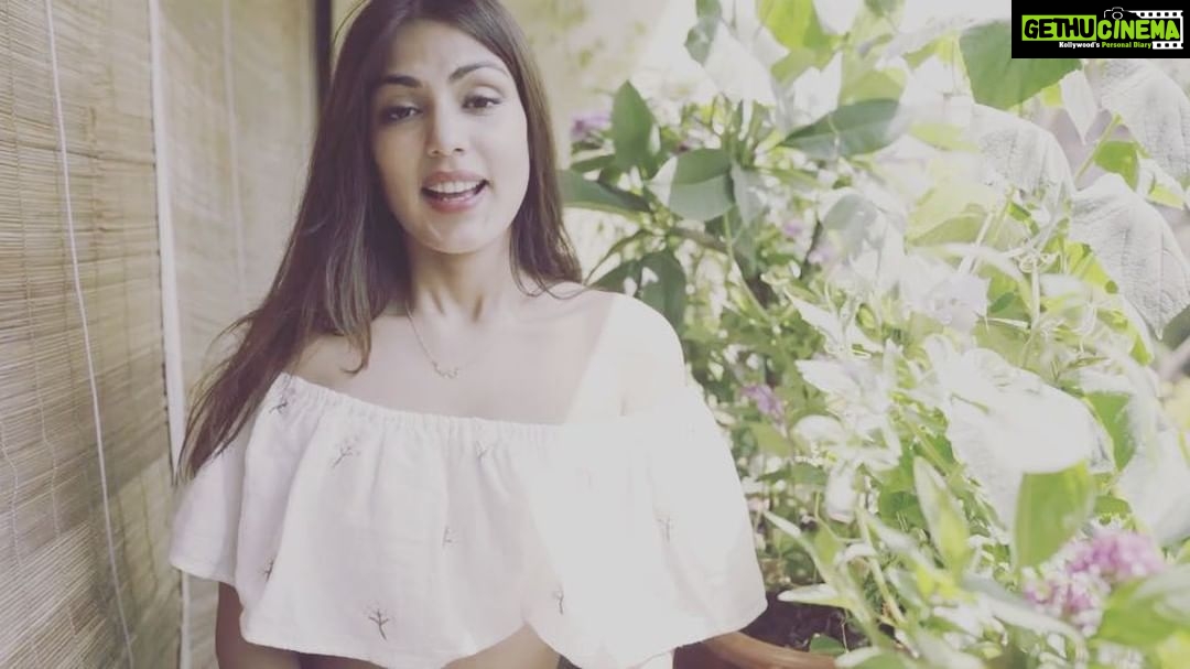Rhea Chakraborty Instagram - Smells like Autumn!!! @myYardley’s Daily Wear Perfume is all you’ll need to keep you Summery fresh. #YardleyOfLondon #AutumnBloom #Yardley #PerfumedCologneSprays #Scent #DailyWearPerfumes DIRECTED by - @awkwardbong