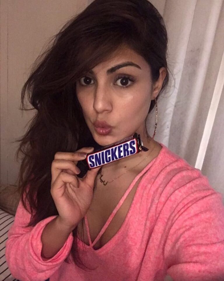 Rhea Chakraborty Instagram - So I have been out the whole day, and being a Saturday also, I just haven’t got the time to have a nice brunch! My mood swings just kicked in really bad. I was turning into such a “DRAMAQUEEN”! Thanks @Snickers.India for the lovely gift box.. I am loving it!!! My hunger pangs just got relieved with the chocolates. Now I am shot-ready & all energised. #NotYourSelfie