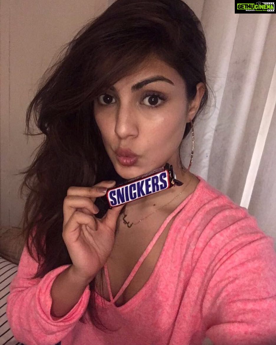 Rhea Chakraborty Instagram - So I have been out the whole day, and being a Saturday also, I just haven’t got the time to have a nice brunch! My mood swings just kicked in really bad. I was turning into such a “DRAMAQUEEN”! Thanks @Snickers.India for the lovely gift box.. I am loving it!!! My hunger pangs just got relieved with the chocolates. Now I am shot-ready & all energised. #NotYourSelfie