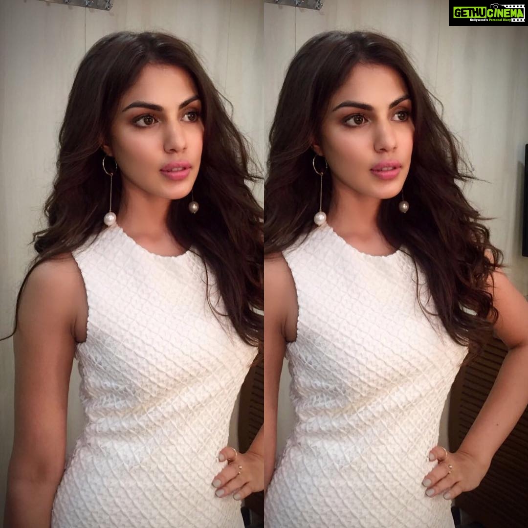 Rhea Chakraborty Instagram β #oppo Styled by β @sukritigrover Makeup ...