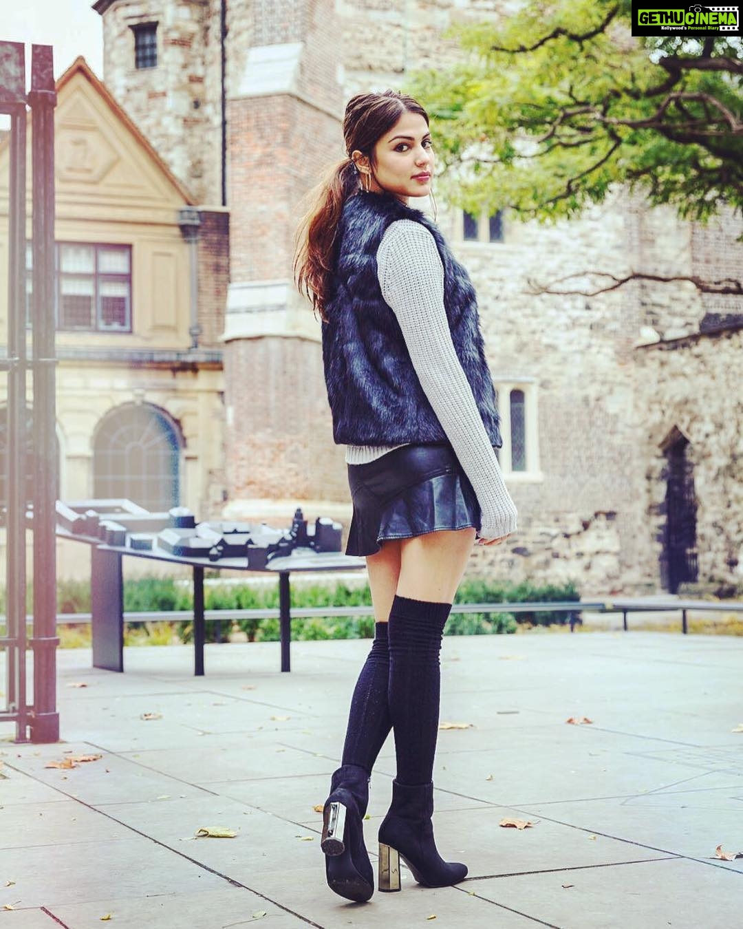 Rhea Chakraborty Instagram - Falling for the most beautiful London Fall πππ Makes dressing up more fun, doesnβt it? @koovsfashion π#ChristmasInLondon #KOOVSLondonDiaries #KOOVS