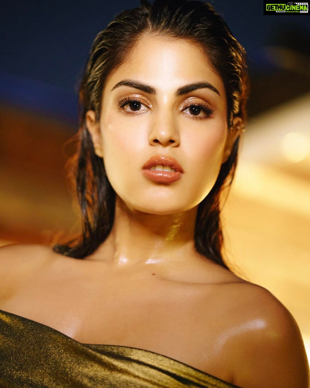Rhea Chakraborty Instagram - You talking to me ? Hi guys @gauravsawn @shaanmu @amitthakur_hair @theanisha