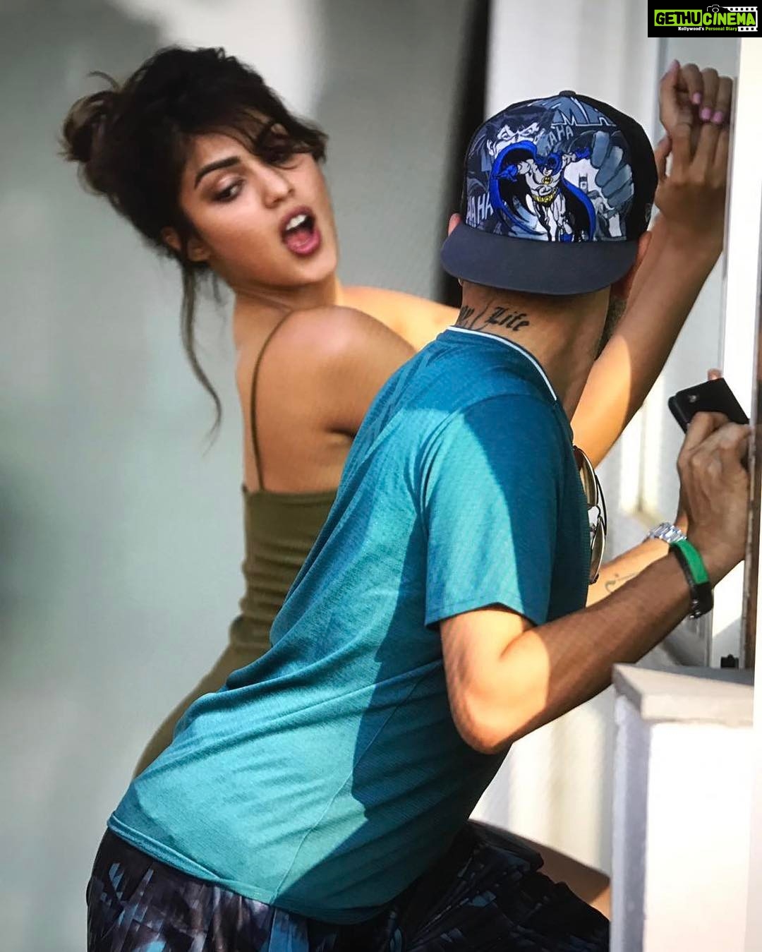 Rhea Chakraborty Instagram - This hottie @shaanmu showing me how to pop that bootie ! I love you monkey, with all my heart .. mwah 💋#rheality #popitlikeitshot