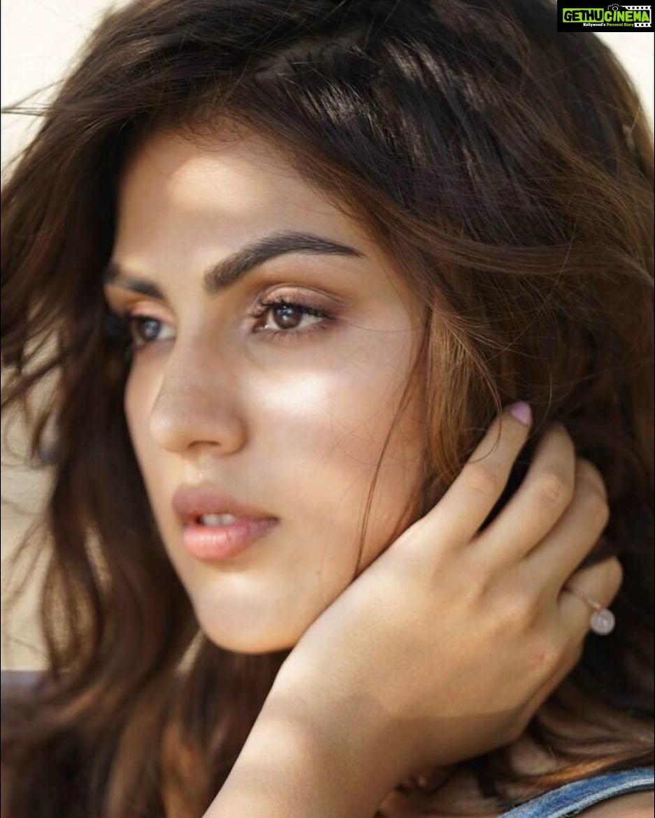 Rhea Chakraborty Instagram - #rawimage #cutenomore hey guys - mr.photgrapher - @gauravsawn makeupnova - @shaanmu hair designer - @amitthakur26 styled by - @theanisha 💗