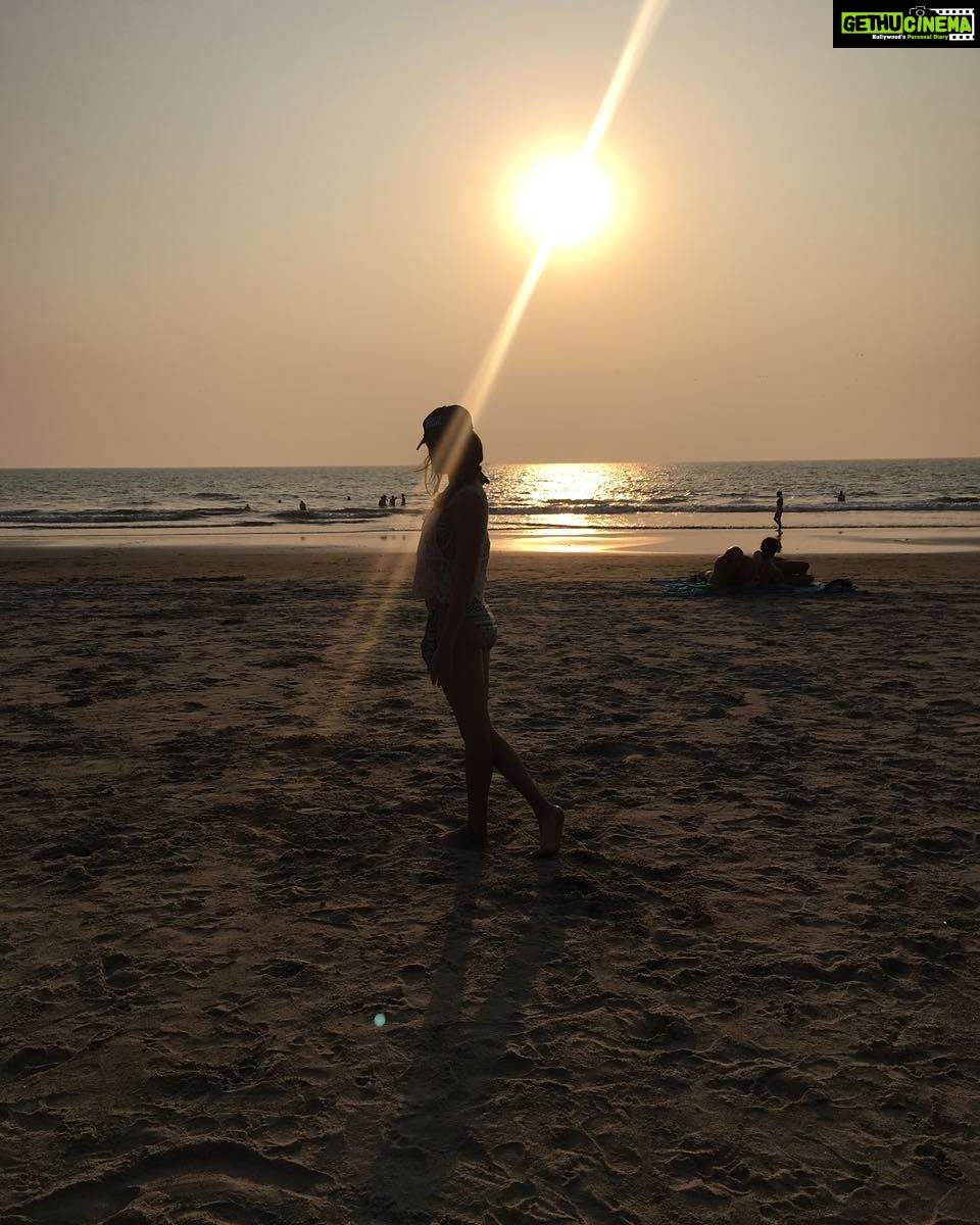 Rhea Chakraborty Instagram - Sun is shining, the weather is sweet! #goa #missingyou #2017 #rheality photo credit - @pixielammy