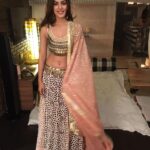Rhea Chakraborty Instagram – It’s the happiest diwali when your wearing @simplysimone.official ! Happy diwali 😘
Photo courtesy – @karanogram
