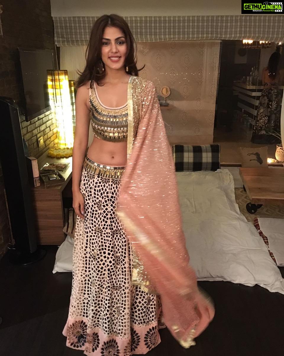Rhea Chakraborty Instagram - It's the happiest diwali when your wearing @simplysimone.official ! Happy diwali 😘 Photo courtesy - @karanogram