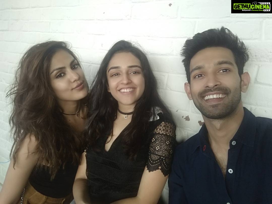 Rhea Chakraborty Instagram - Chilling with my homies @anaayaudhas @vjm1987 #NYC #Mrpurple