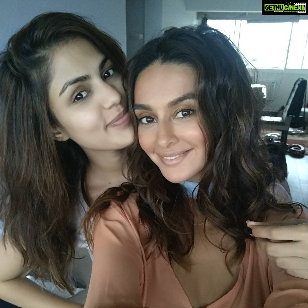 Rhea Chakraborty Instagram - Happy birthday to shiyonce @shibanidandekar My crazy mad sexy whack salted nutella cookie ! You drive my crazy sometimes ,but I love crazy ,I love you 😍😘
