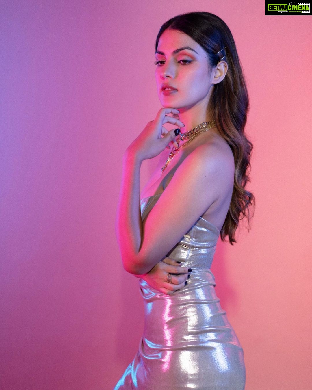 Rhea Chakraborty Instagram - Shine shine shine ✨ #rhenew ✨ #filmfareawards2022 It takes an army of talent : Styled by : @sanamratansi Assisted by : @nirikshapoojary_ Outfit : @tisharth_by_shivani Necklace : @blingsutra @the_jewel_factor Rings : @the_jewel_factor Photography : @dieppj Makeup : @makeupbyrishabk Hair : @parvatisingh77