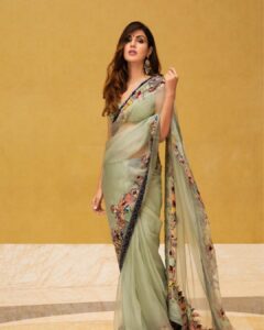Rhea Chakraborty Instagram - A night to remember! I was humbled by the love and warmth @siimawards 🙏 Thankyou for having me 🤍 #rhenew #siima2022 Thankyou @manishmalhotra05 for making me feel beautiful in the gorgeous @manishmalhotraworld saree. Thankyou @sanamratansi for being the stylist in the 🌎 Jewellery: @gehnajewellers1 📸: @sharadthakur_photos