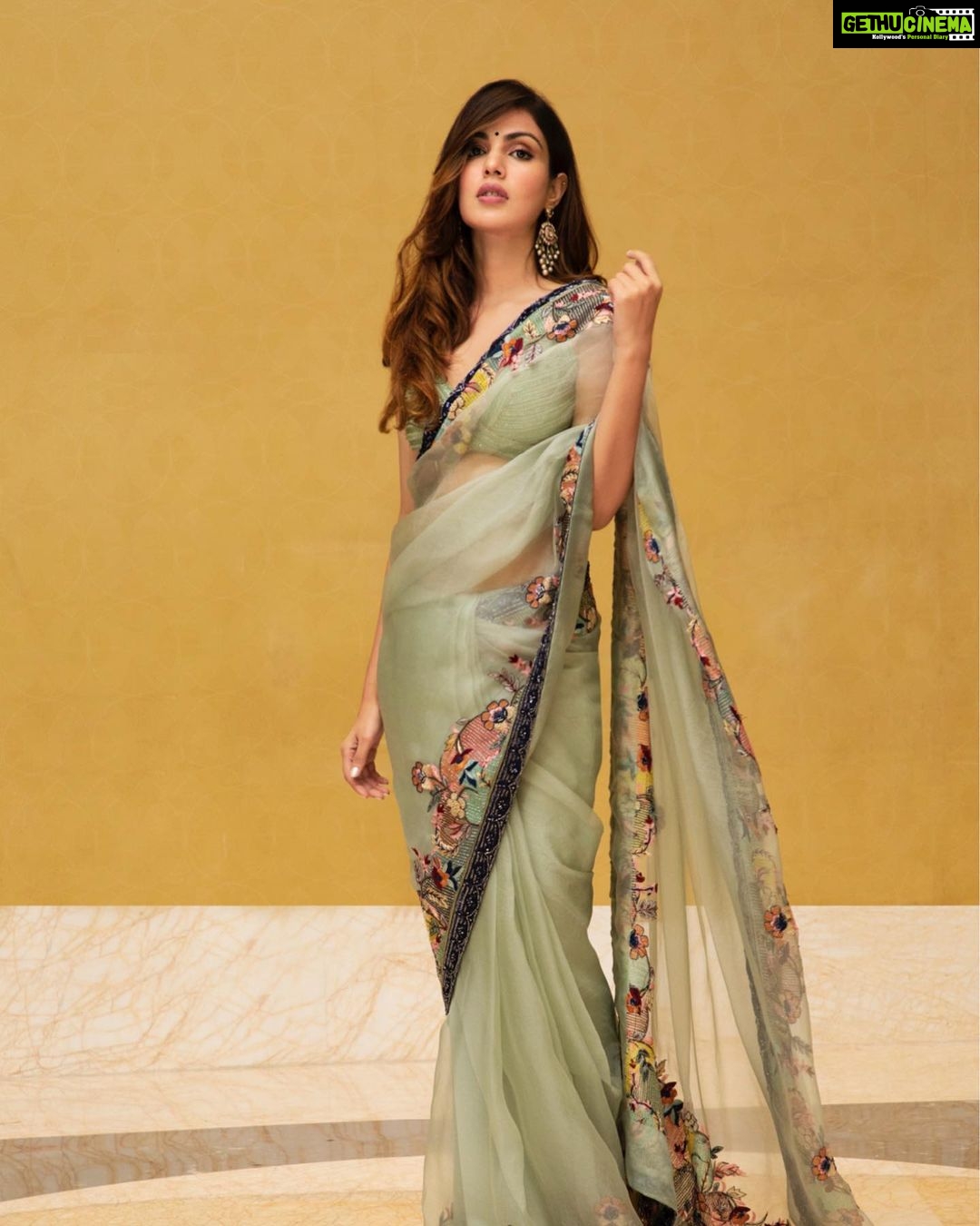 Rhea Chakraborty Instagram - A night to remember! I was humbled by the love and warmth @siimawards 🙏 Thankyou for having me 🤍 #rhenew #siima2022 Thankyou @manishmalhotra05 for making me feel beautiful in the gorgeous @manishmalhotraworld saree. Thankyou @sanamratansi for being the stylist in the 🌎 Jewellery: @gehnajewellers1 📸: @sharadthakur_photos