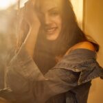 Rhea Chakraborty Instagram – PAUSE 
FEEL 
HEAL 

#rhenew 

Sunshine courtesy 📸 : @tianakamtephotography ☀️