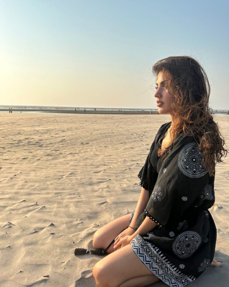 Rhea Chakraborty Instagram - Here’s looking at you 2023 🙏🫶🏼 #rhenew 👗- @flirtatious_india