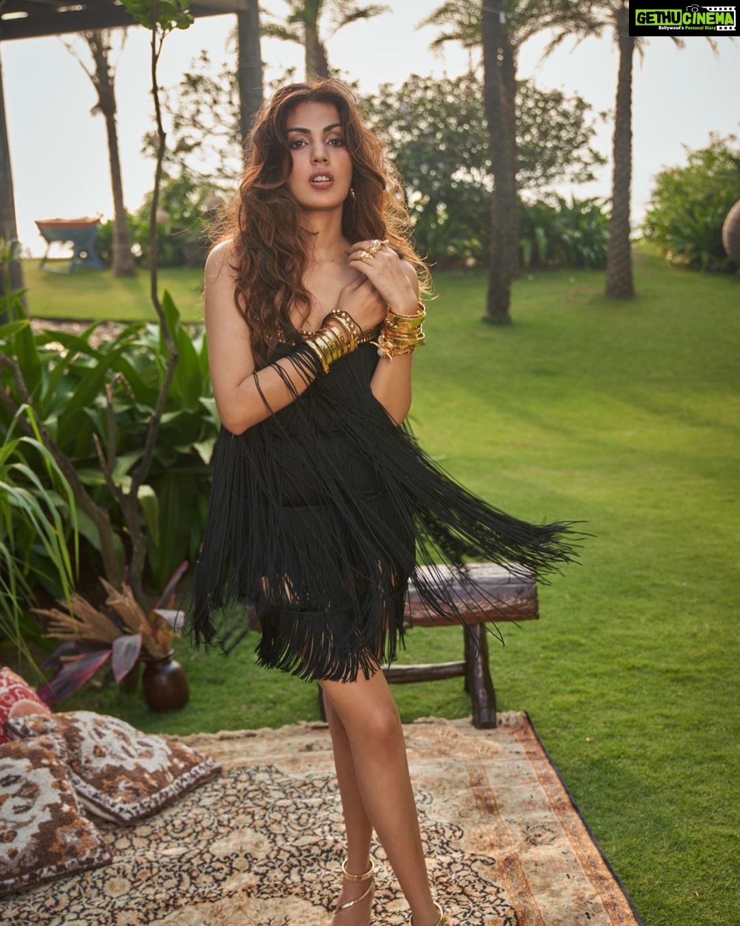 Rhea Chakraborty Instagram - Rhea Chakraborty X Surily G Holiday collection out now 🫶🏼 @surilyg ! Creative Direction and Styling: @aasthasharma @reannmoradian n @wardrobist assisted by @muskaanmatta Photography: @rohanshrestha assisted by @homyarpatel @mandar_studio Makeup: @makeupbyriddhima Hair: @marcepedrozo #surilyg #fashion #fashiondesigner #slowfashion #homegrown #handcrafted #weddingfashion #weddingmood #indianwedding #shoplocal #shopsmall #smallbusiness #indianfashion #indianshop #indianwear #holiday #rheachakraborty