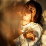 Rhea Chakraborty Instagram – Find your light and it will keep you warm ☀️

#rhenew 
#wintervibes 

Cosy winter afternoons with @tianakamtephotography 🤍