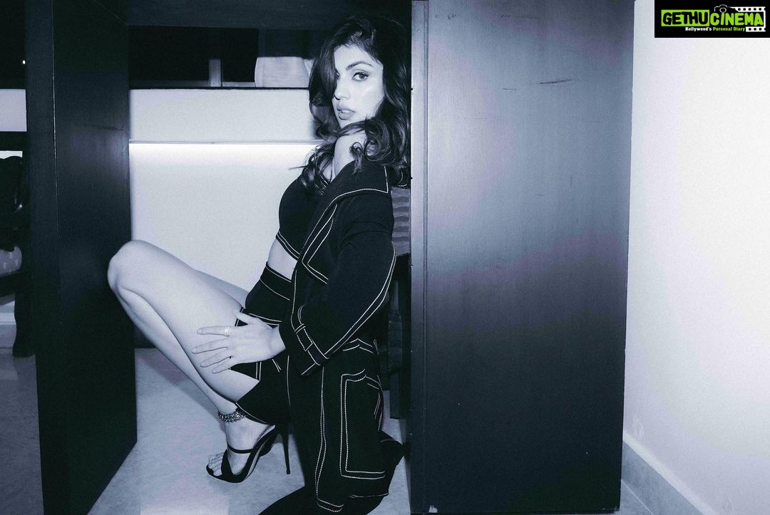 Rhea Chakraborty Instagram - The most courageous act is still to think for you. Aloud. #rhenew Outfit : @thelabel.jenn @jinitasheth Jewellery: @azotiique @rahejavarun Makeup : @miimoglam Hair : @kimberlyychu 📸 : @samrat.02