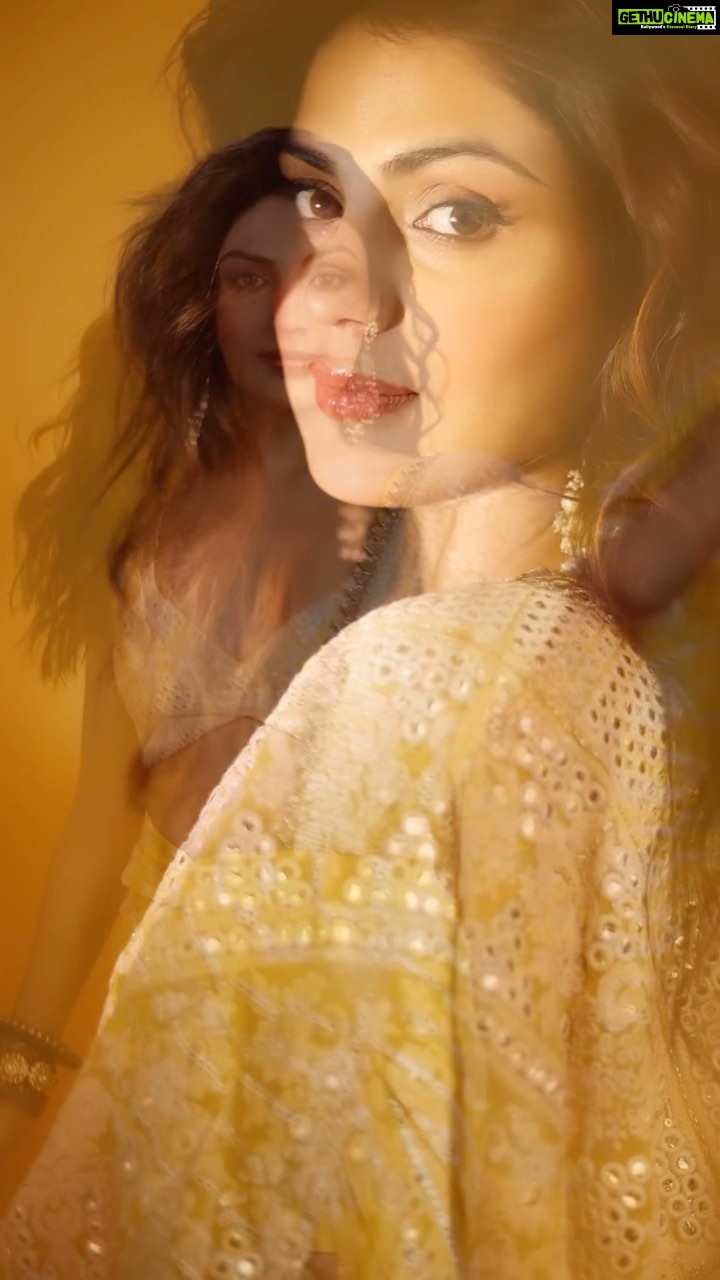 Rhea Chakraborty Instagram - Pt.2 Happy Diwali 🪔 Love and light to all of you’ll ✨🤗 #rhenew Loved working with my all woman team ✨ Styling : @theanisha Saree : @labeld Makeup : @shehzeenmakeupandhair Hair : @shefali_hairstylist.81 📸 : @shruu_t