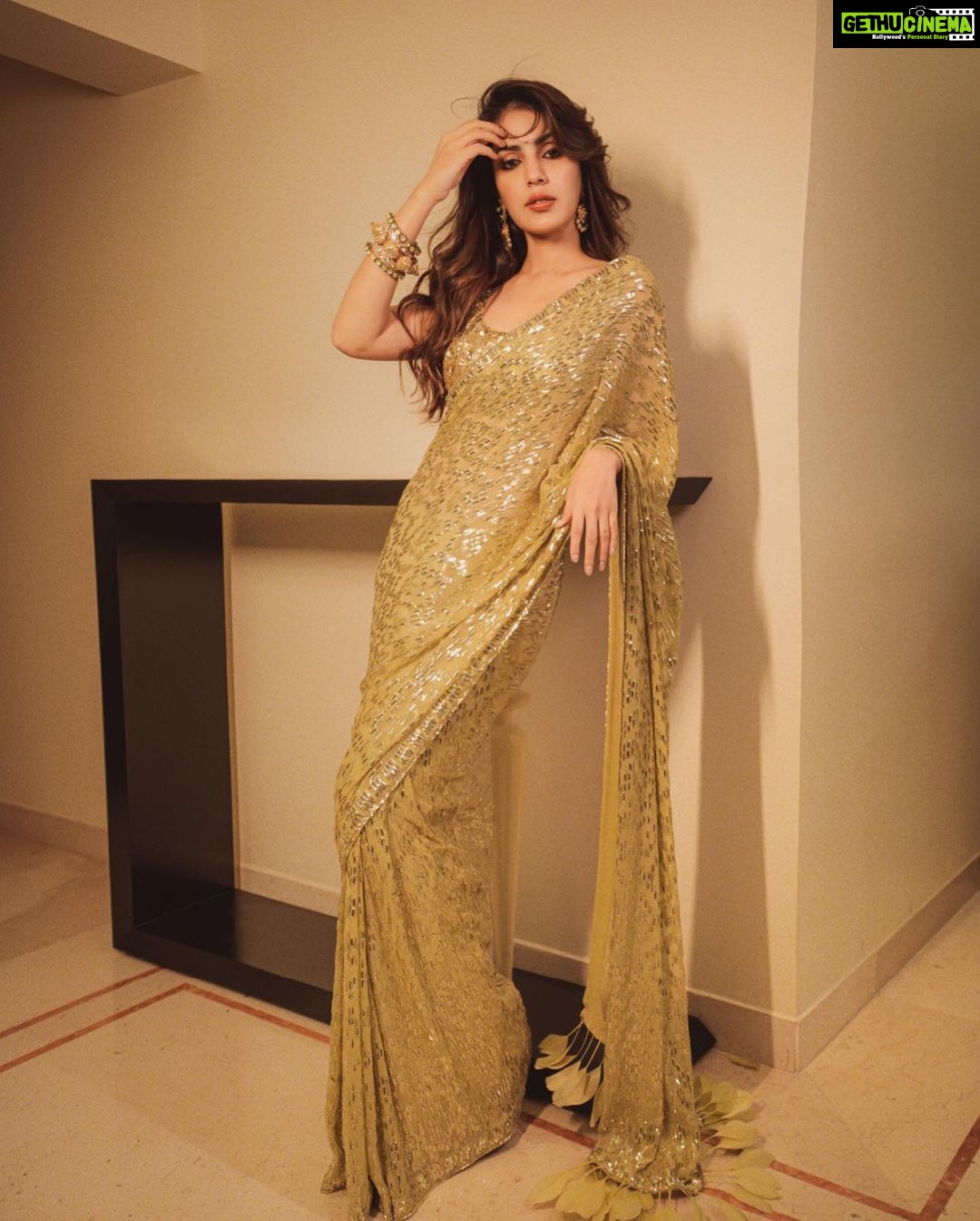 Rhea Chakraborty Instagram - Don’t burst firecrackers, be a ✨🔥 #rhenew Styling : @theanisha Saree : @manishmalhotraworld Jewellery : @razwada.jewels Makeup : @aafreenmakeupandhair Hair : @shefali_hairstylist.81 📸 : @prathameshbhosale09
