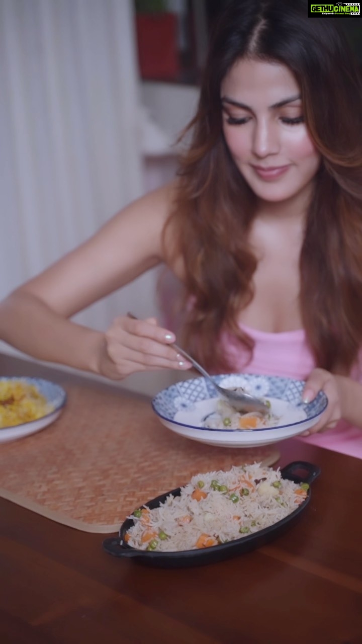 Rhea Chakraborty Instagram - From reel life to real life, one thing that doesn’t change for me is eating good food. And when it comes to my favourite biryani, I trust only @921basmatirice . The fine grains and alluring aroma are the perfect combination to prepare mouthwatering delicacies that I relish eating. Thanks @921basmatirice for such great quality products. #IndiaKhaaye921 #921BasmatiRice #RiceHaiNice