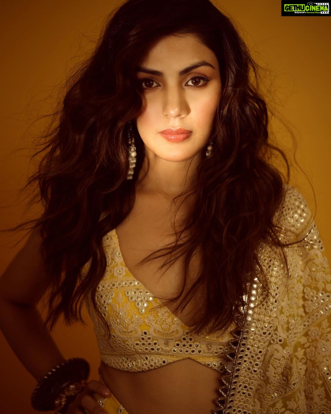 Rhea Chakraborty Instagram - Happy Diwali 🪔 Love and light to all of you’ll ✨🤗 #rhenew Loved working with my all woman team ✨ Styling : @theanisha Saree : @labeld Makeup : @shehzeenmakeupandhair Hair : @shefali_hairstylist.81 📸 : @shruu_t