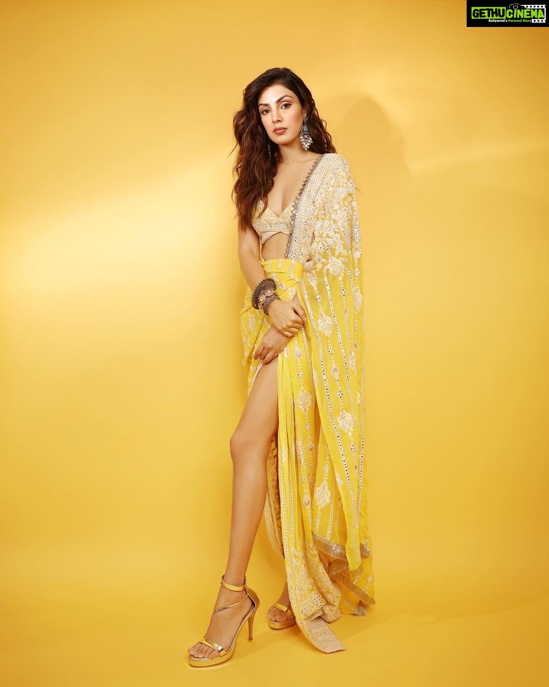 Rhea Chakraborty Instagram - Happy Diwali 🪔 Love and light to all of you’ll ✨🤗 #rhenew Loved working with my all woman team ✨ Styling : @theanisha Saree : @labeld Makeup : @shehzeenmakeupandhair Hair : @shefali_hairstylist.81 📸 : @shruu_t