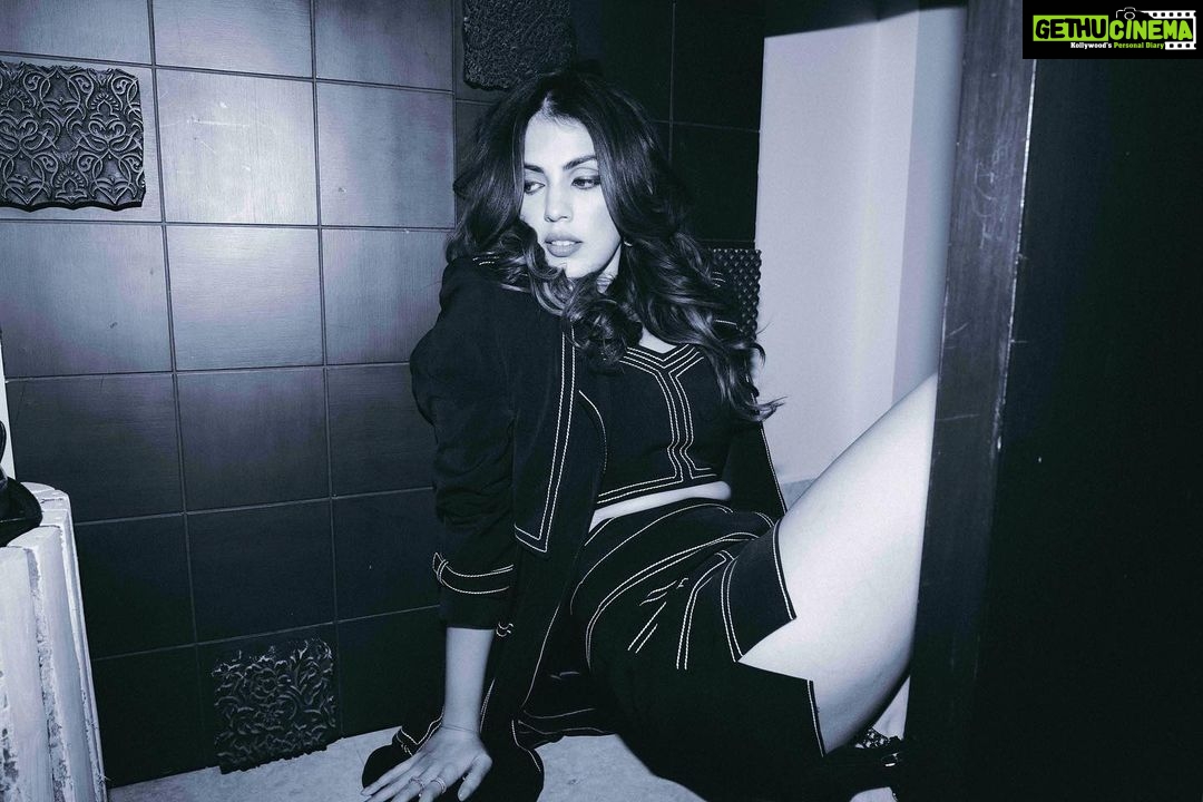 Rhea Chakraborty Instagram - The most courageous act is still to think for you. Aloud. #rhenew Outfit : @thelabel.jenn @jinitasheth Jewellery: @azotiique @rahejavarun Makeup : @miimoglam Hair : @kimberlyychu 📸 : @samrat.02