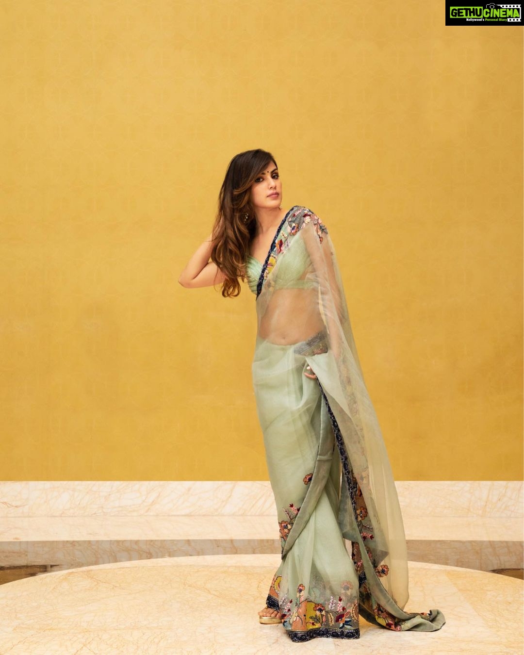 Rhea Chakraborty Instagram - A night to remember! I was humbled by the love and warmth @siimawards π Thankyou for having me π€ #rhenew #siima2022 Thankyou @manishmalhotra05 for making me feel beautiful in the gorgeous @manishmalhotraworld saree. Thankyou @sanamratansi for being the stylist in the π Jewellery: @gehnajewellers1 πΈ: @sharadthakur_photos